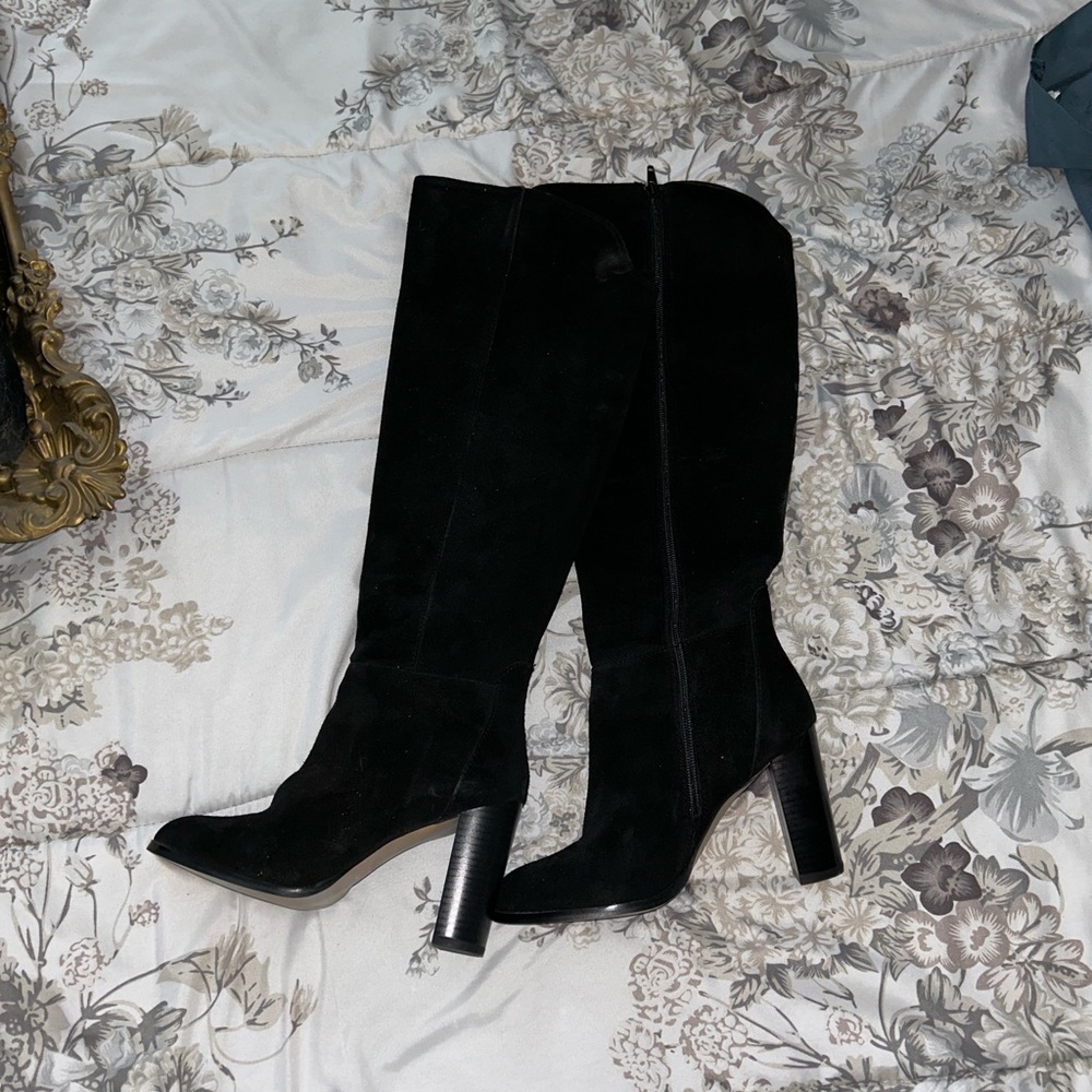 Black knee boots